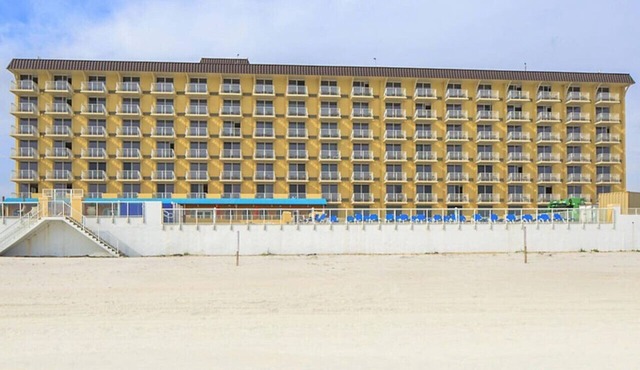 Enjoy the sands of the Atlantic in this tropical 2BD condo with resort amenities for family