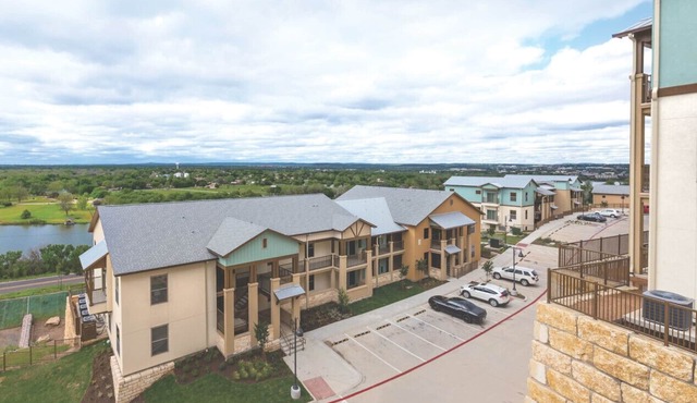 Enjoy the scenery of Lake Marble Falls in 2BD resort condo with family