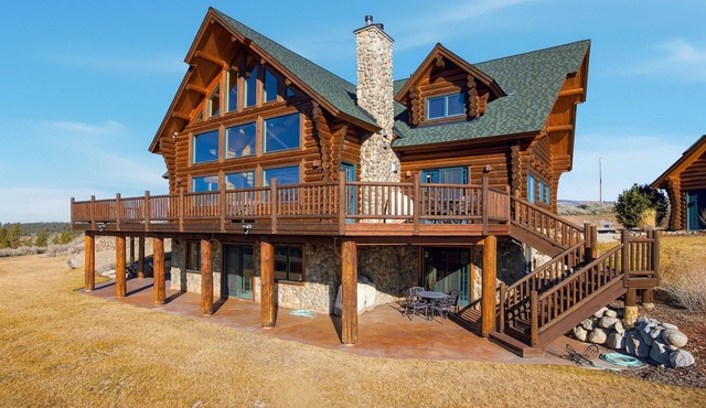 Enjoy the striking views of the Bitterroot valley from this well appointed Cabin. The perfect spot to gather and enjoy all Montana has to offer. Whether you're visiting to enjoy the outdoors or for a quiet getaway this home is the perfect basecamp.