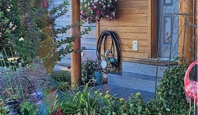 Enjoy the tranquility of the Pahsimeroi Valley. A charming 3-2, wifi, full kith.