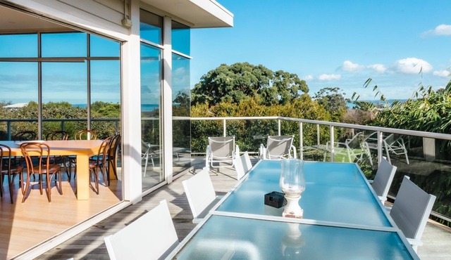 Enjoy the unique position of this property, offering bay glimpses, 200 meter to access the beach