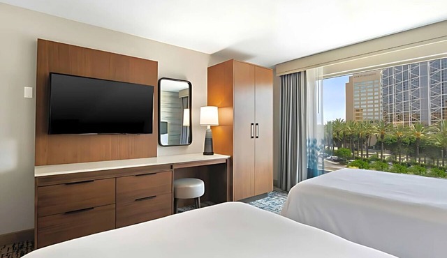 Enjoy Theme Park Proximity - 2 Spacious Suites Near Attractions. Pets Allowed!