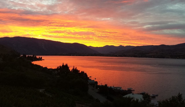 Enjoy This 180 Degree Spectacular View Of Lake Chelan! Sunshine, Water, Wine&fun