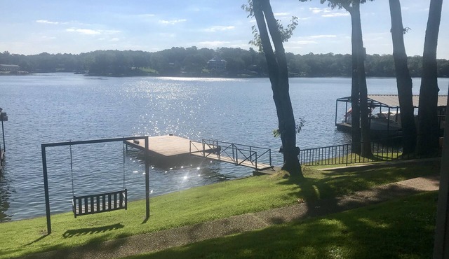 Enjoy this 2BR/2BA condo on Lake Hamilton’s main channel. Minutes from downtown!