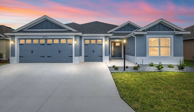 Enjoy this beautifully decorated vacation home with 60+ golf courses available.