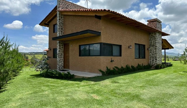 ENJOY THIS BEAUTIFUL CABIN, CLOSE TO THE NOGAL LAKE IN TAPALPA!
