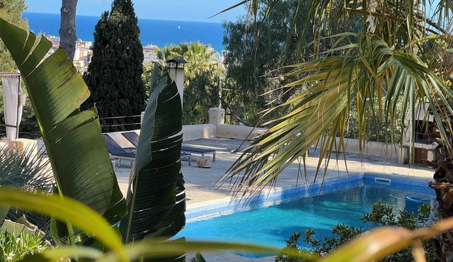 ENJOY THIS CHARMING OASIS CLOSE TO THE BEACH, BARCELONA AND SITGES. BIG POOL.