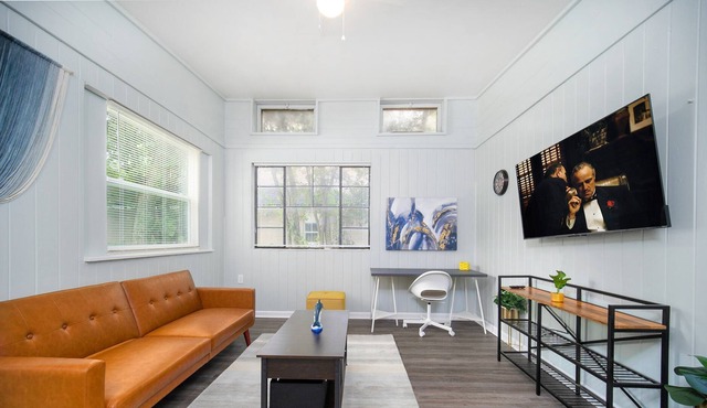 Enjoy this comfortable and cozy home in Murray Hill area