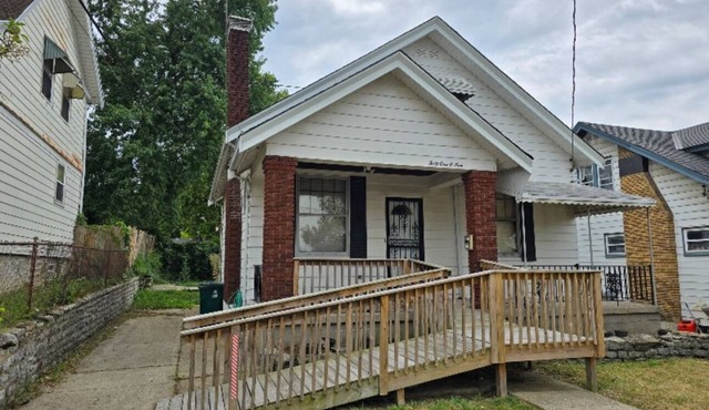 Enjoy this cozy 3-bedroom, 7-bed home near Cincinnati's arenas and attractions.