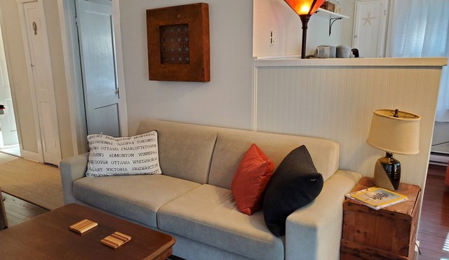 Enjoy this cozy cottage, 10 minutes from Bay Beach in Crystal Beach.