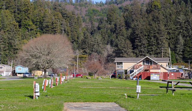 Enjoy this cozy family-style home along the Klamath River, just off HWY 101!
