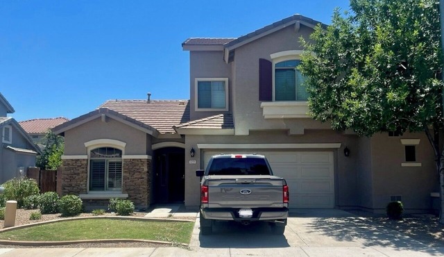 Enjoy this cozy townhouse during your remodeling or construction projects!