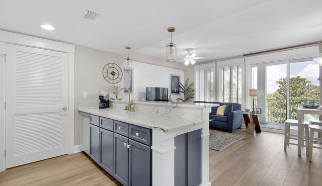 Enjoy This Elegant Coastal Condo:, King-Suite,Full kitchen,Pool, Hot Tub,Balcony