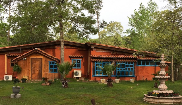 Enjoy this happy & colorful Home In Jasper. 20 min Sm Rayburn