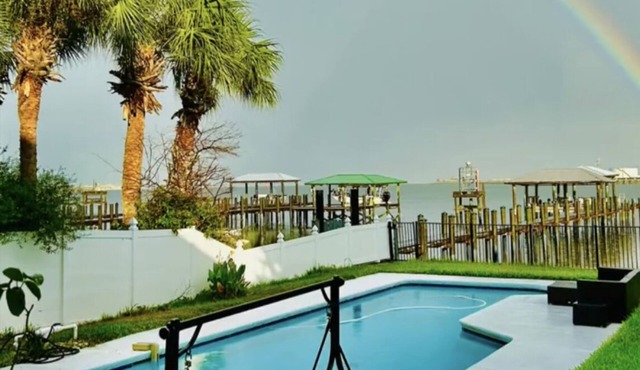 Enjoy this Little paradise detached guest house with your loved ones! pool, Dock