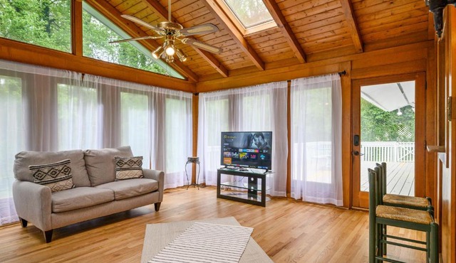 Enjoy This Roomy Cabin Style 5BR With A Pool Table