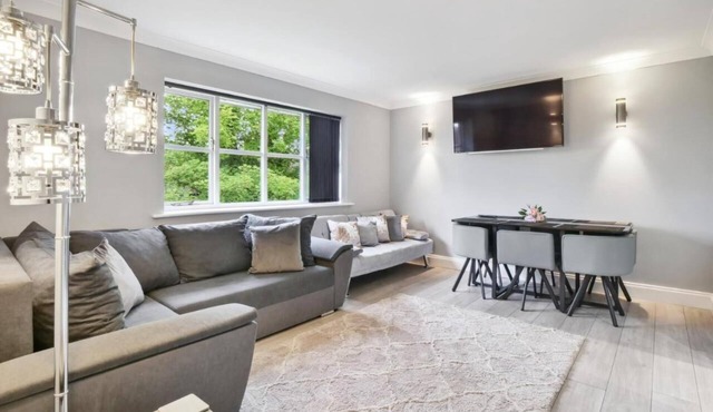 Enjoy this stylish and spacious penthouse perfect for business or leisure stays. Fully equipped with modern amenities, high-speed Wi-Fi, and free parking—your home away from home in the city.