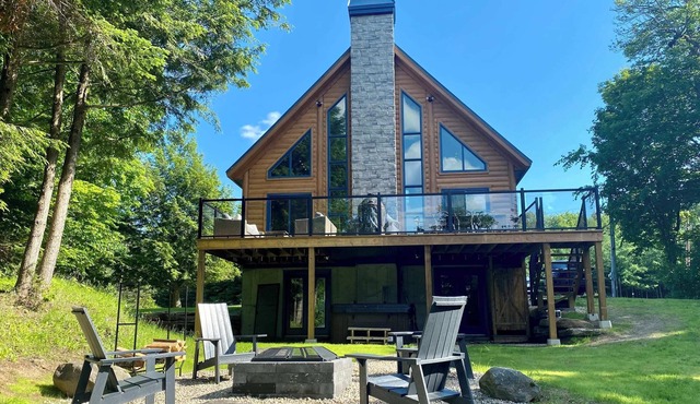 Enjoy this waterfront cabine, Hot tub, Pool table
