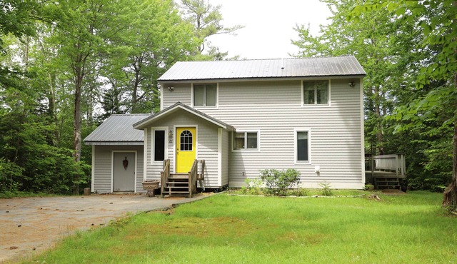 Enjoy this Waterfront Retreat in Waterville Estates with your furry pal! (GH19E)