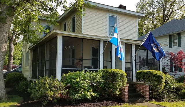Enjoy this year round cottage centrally located to all Lakeside has to offer.