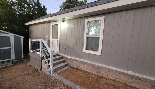Enjoy tiny house life with nearby trails and Lake Travis