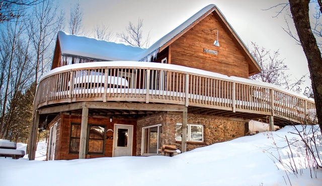 Enjoy views of the river with comfortable space for the whole family!