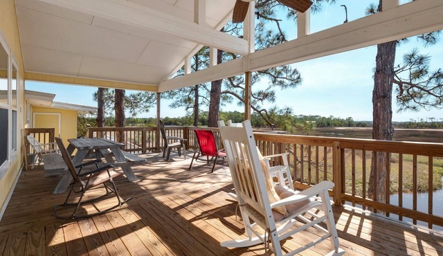 Enjoy water views from our covered deck + dock, pet friendly - 1 mile to Keaton