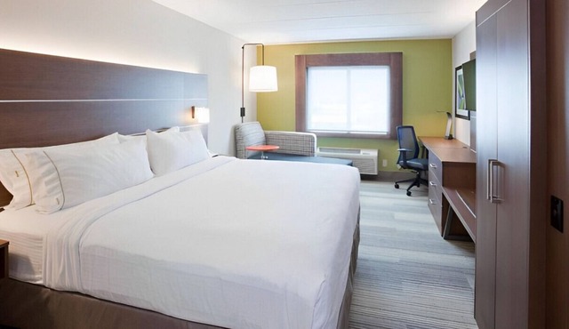 Enjoy Well-Furnished Retreat! Free Breakfast!