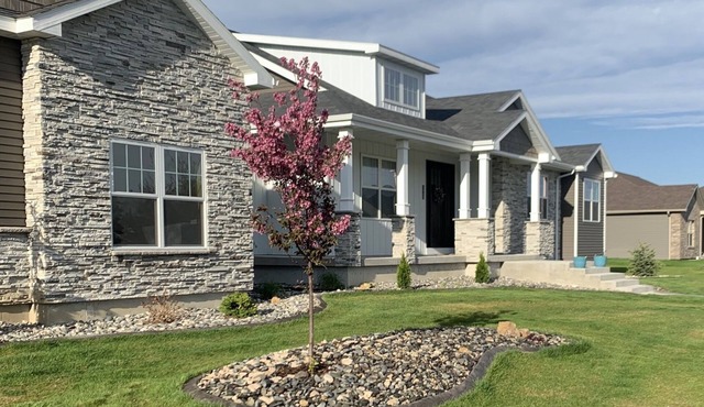 Enjoy Yellowstone, mountains, lake, wide open spaces*20 miles from Cody Airport