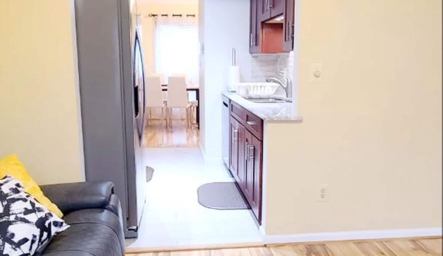 Enjoy your charming townhouse in the heart of Alexandria, 70' TV, wife, Fkitchen