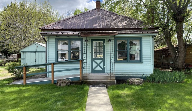 Enjoy your comfy stay at Grandma's House near the Weiser River Trail