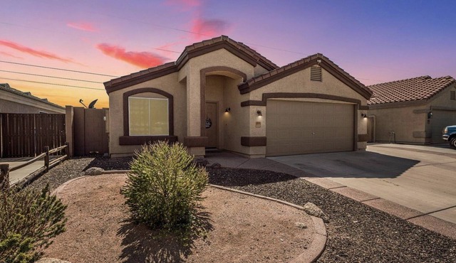 Enjoy your daze off in this cozy Mesa home, with pool! Per friendly!