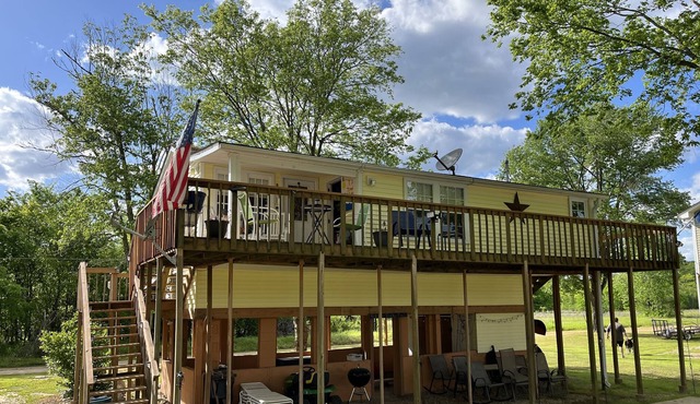 Enjoy your morning coffee overlooking the beautiful Current River. Non Smoking