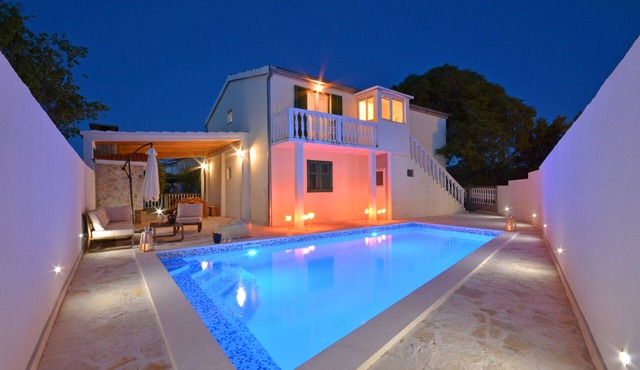 Enjoy your peace and tranquility in a house with a new pool