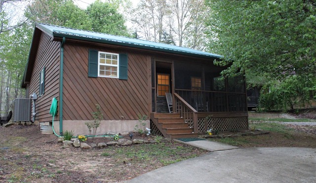 Enjoy your Perfect Getaway near Lake Cumberland! Pet Friendly with a Hot Tub!