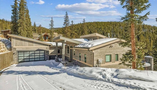 Enjoy your stay at Golden Fox House, with stunning mountain views and private hot tub!