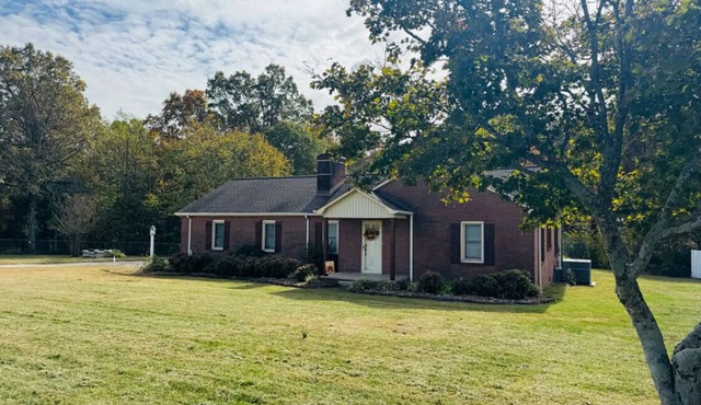 Enjoy your stay at the cozy Vintage Rose Farmhouse located in Taylorsville, NC.