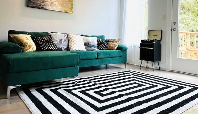 Enjoy your stay in a relaxing, scenic 1 bedroom getaway retreat!