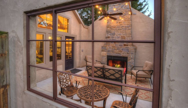 Enjoy your stay in the country. Dog friendly with a fenced-in yard