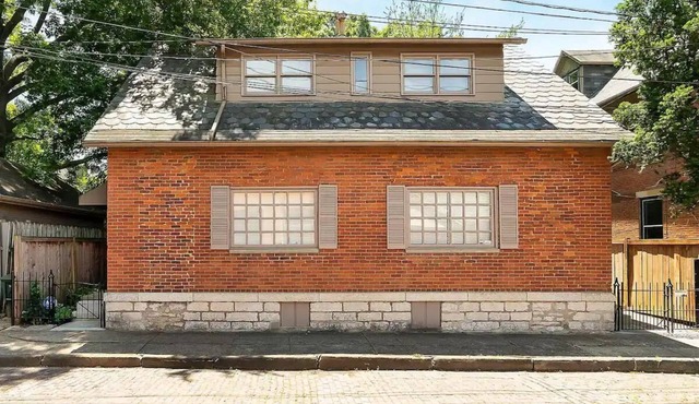 Enjoy your stay in this cozy, newly renovated condo in the heart of German Village