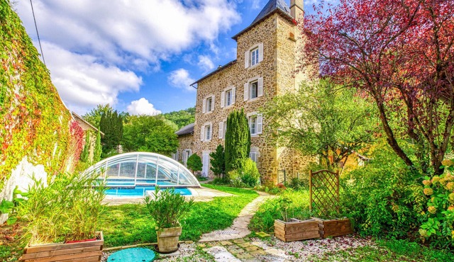 Enjoy your stay in this inviting cottage with beautiful views of the river.