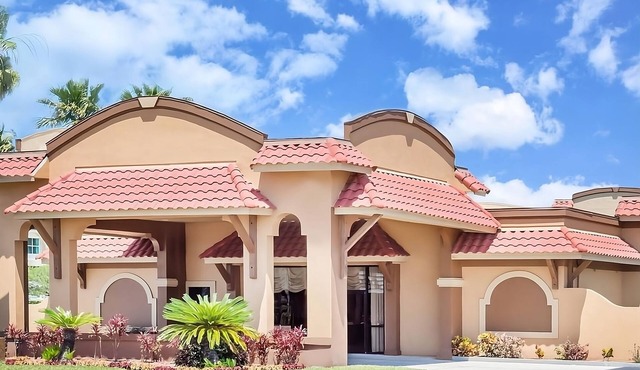 Enjoy Your Weekend with Onsite Pool, Free Parking! Gorgeous Room