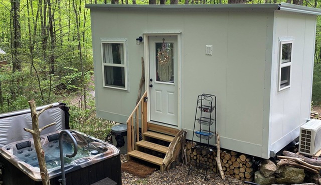 Enjoyable 1-bedroom Tiny cottage with AC/heat and Hot Tub in charming Del Rio