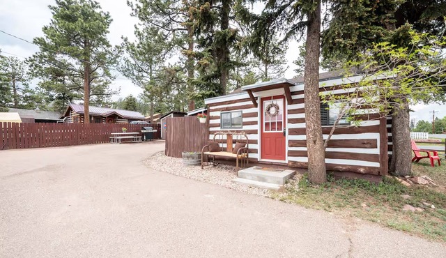 Enjoyable 2-bedroom cabin in enchanting Woodland Park getaway