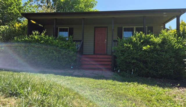 Enjoyable 2-bedroom cottage in Afton Virginia.n1.5 miles from the best winery!