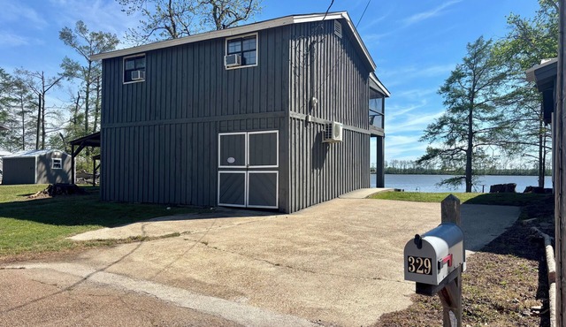 Enjoyable 2-bedroom house with AC lakeside at Eagle Lake!