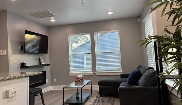 Enjoyable 2-bedroom house with AC in vibrant Houston