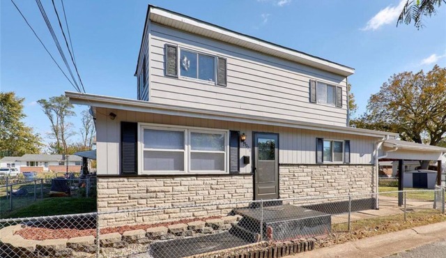 Enjoyable 3-bedroom house with AC in St. Louis