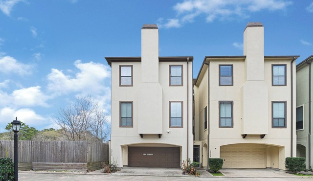 Enjoyable 3-bedroom townhome near NRS & Medical center is perfect for your stay.