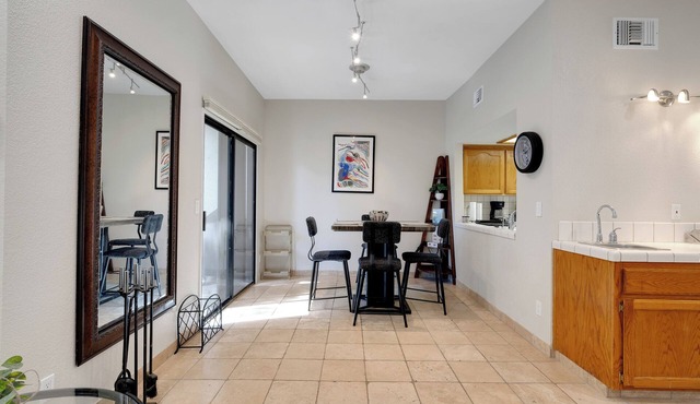 Enjoyable 3-bedroom condo with AC in charming Bakersfield